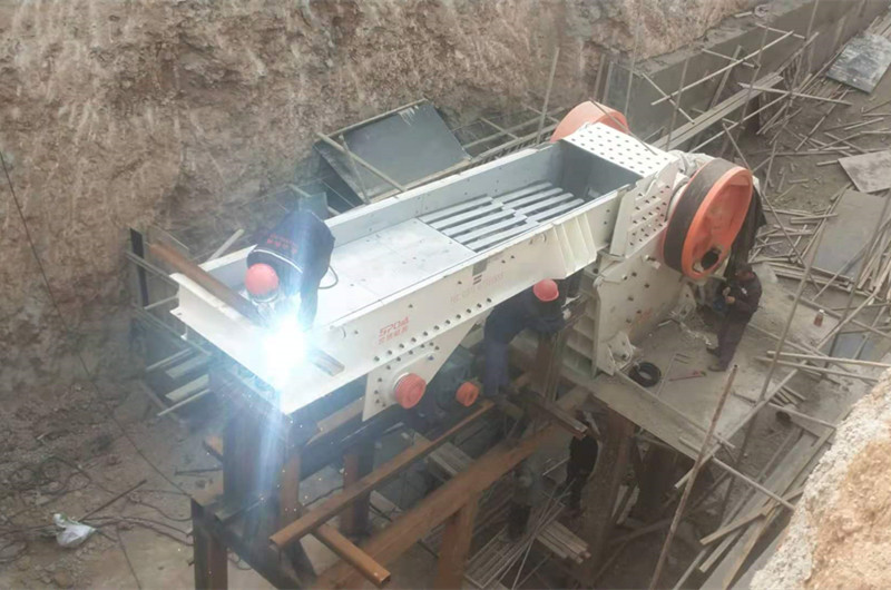顎式破碎機、給料機安裝現(xiàn)場