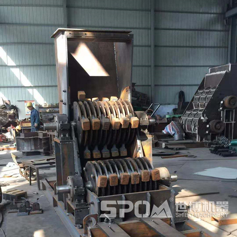 世博雙級破碎機生產(chǎn)車間，雙級破碎機半成品內(nèi)部結(jié)構(gòu)